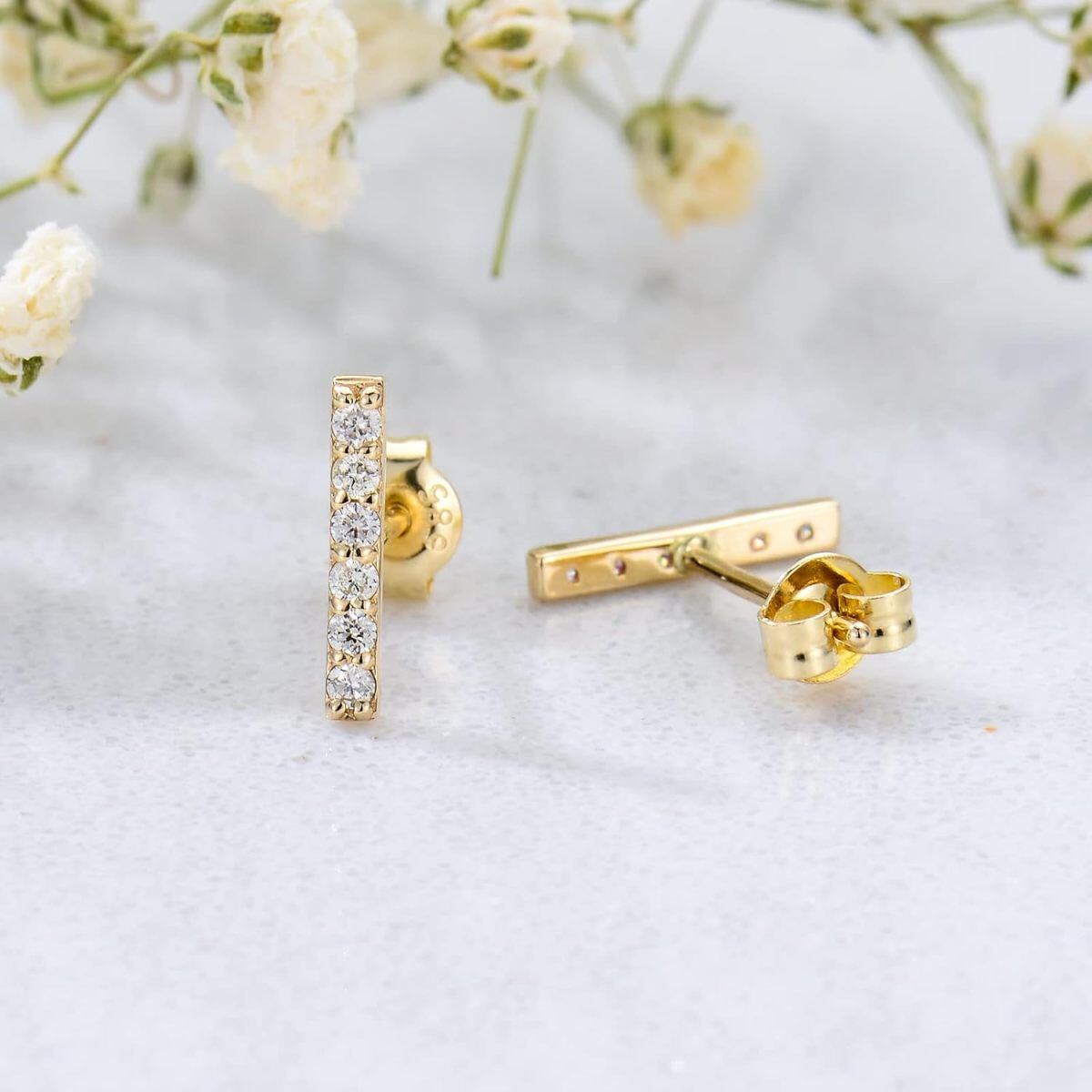 Aretes tipo botón con barra de moissanita en oro de 14 quilates-4