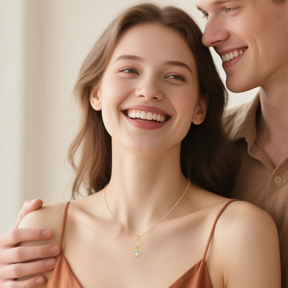 Collana con ciondolo a forma di cuore con nodo celtico in moissanite in oro 14 carati-2