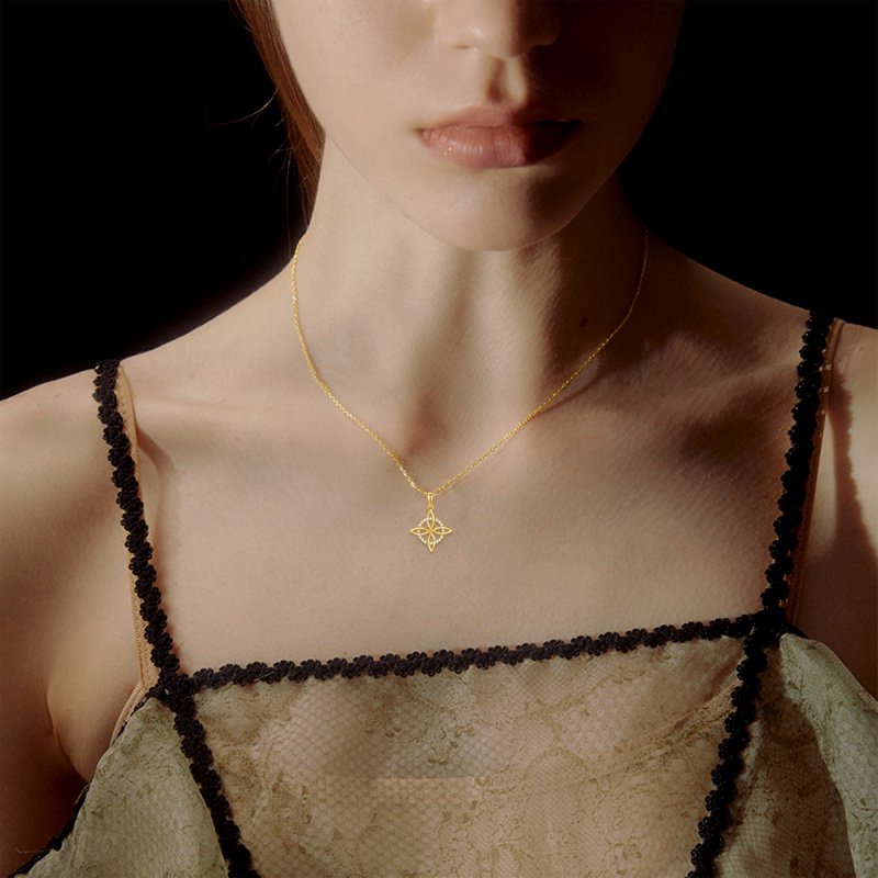 Collier pendentif nœud celtique en or blanc 10 carats et moissanite-2