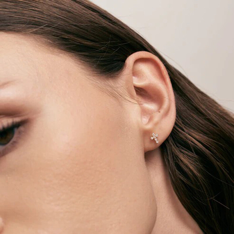 Pendientes de tachuelas con cruz de moissanita en oro de 14 quilates-2