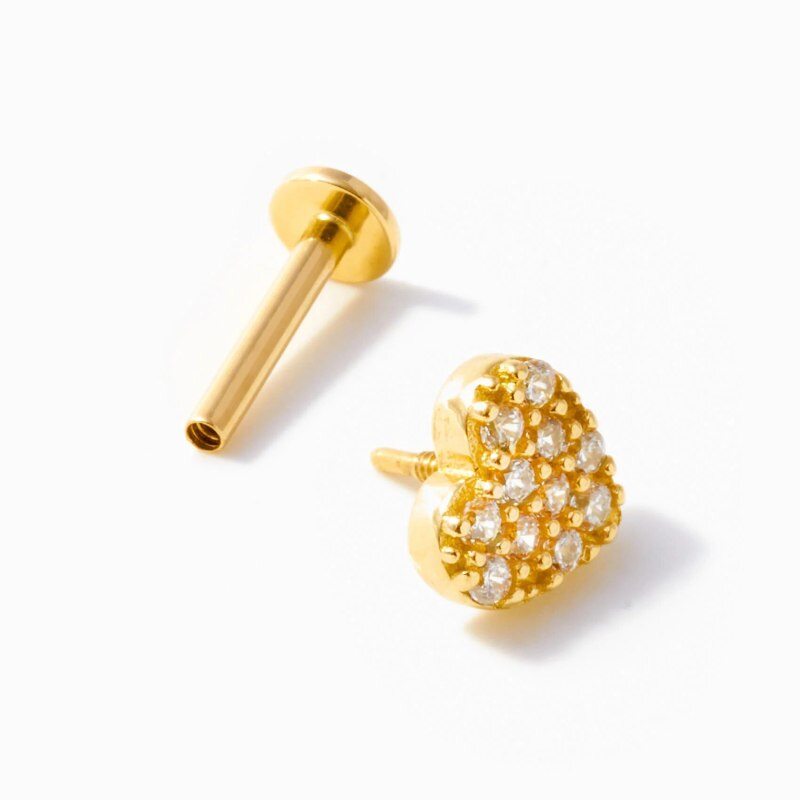 Pendientes de tachuelas con corazón de moissanita en oro de 14 quilates-3