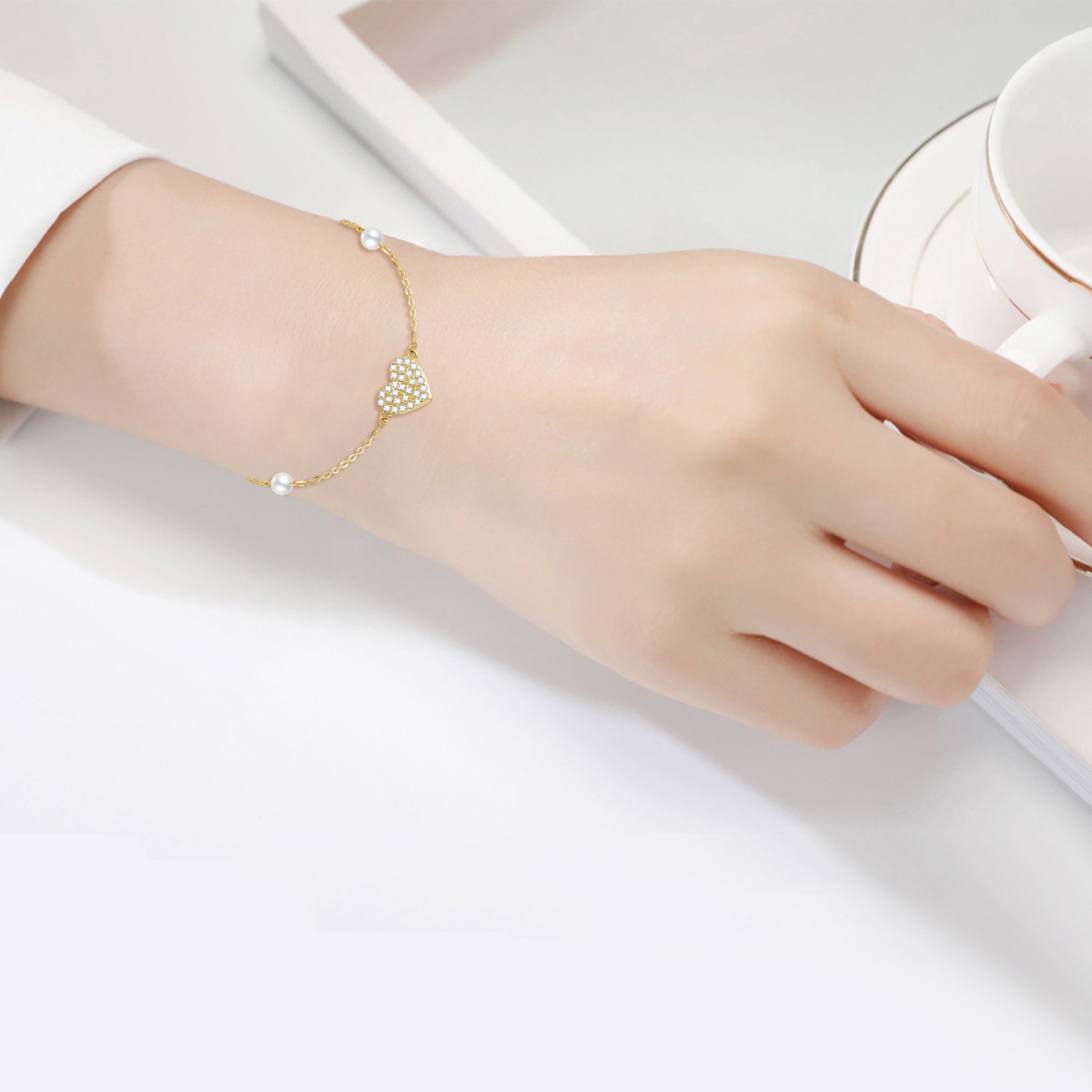 Pulsera con dije de perla y moissanita en oro de 14 quilates-2