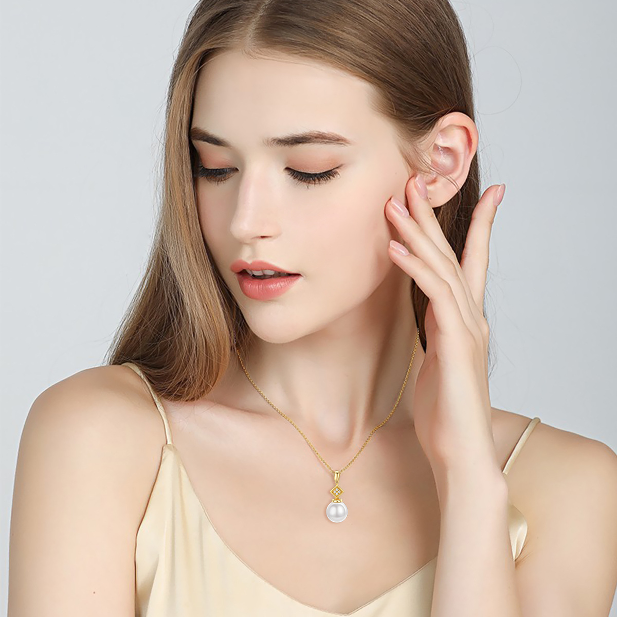 Collana con ciondolo rotondo in oro 14K con moissanite e perle-2