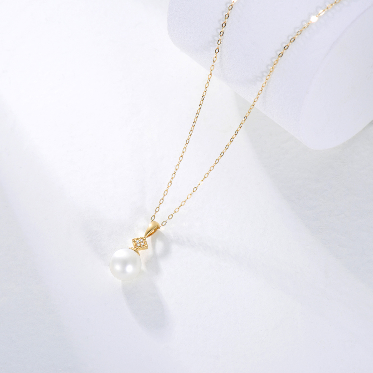 Collana con ciondolo rotondo in oro 14K con moissanite e perle-4