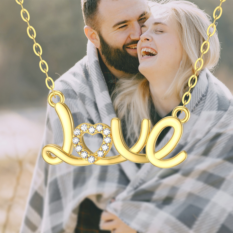 Naszyjnik z wisiorkiem z białego złota 14K z moissanitem i grawerowanym słowem-2