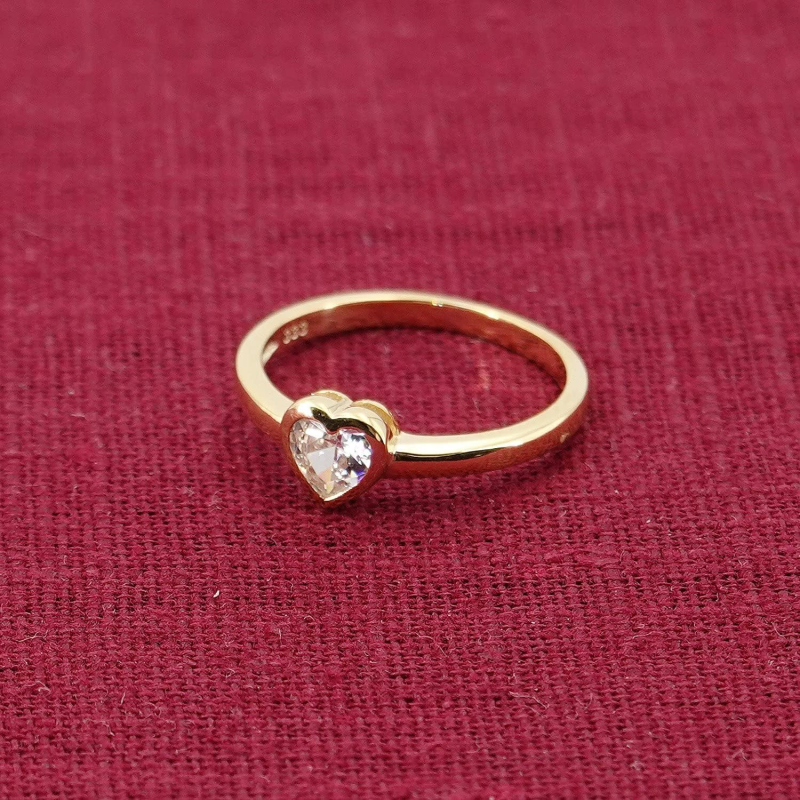 Anillo de corazón con grabado personalizado de moissanita en oro de 18 quilates para mujer-4
