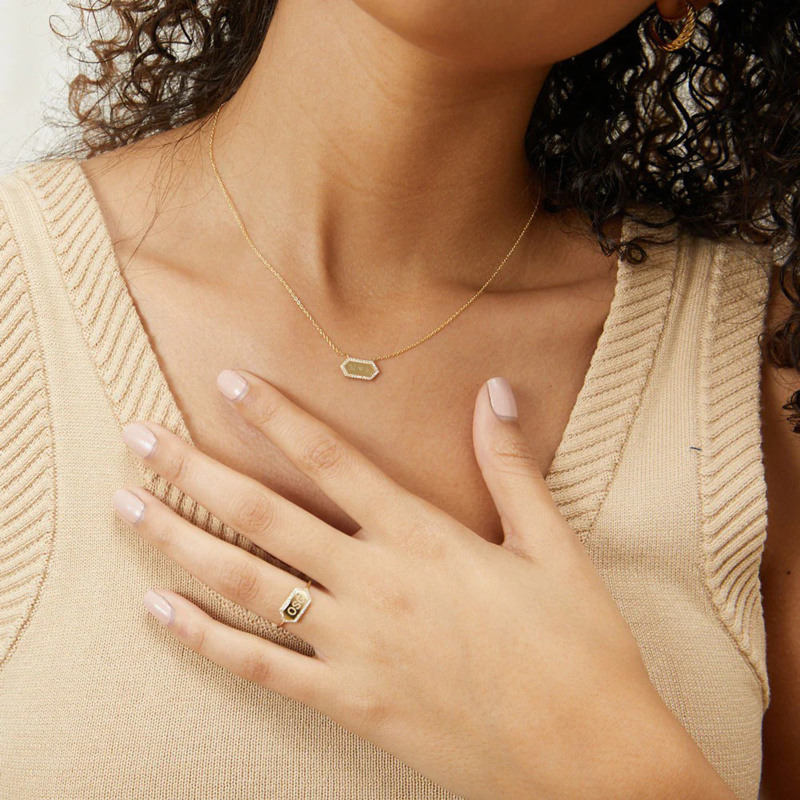 Collar con colgante personalizado de grabado en oro de 14 quilates con moissanita-3