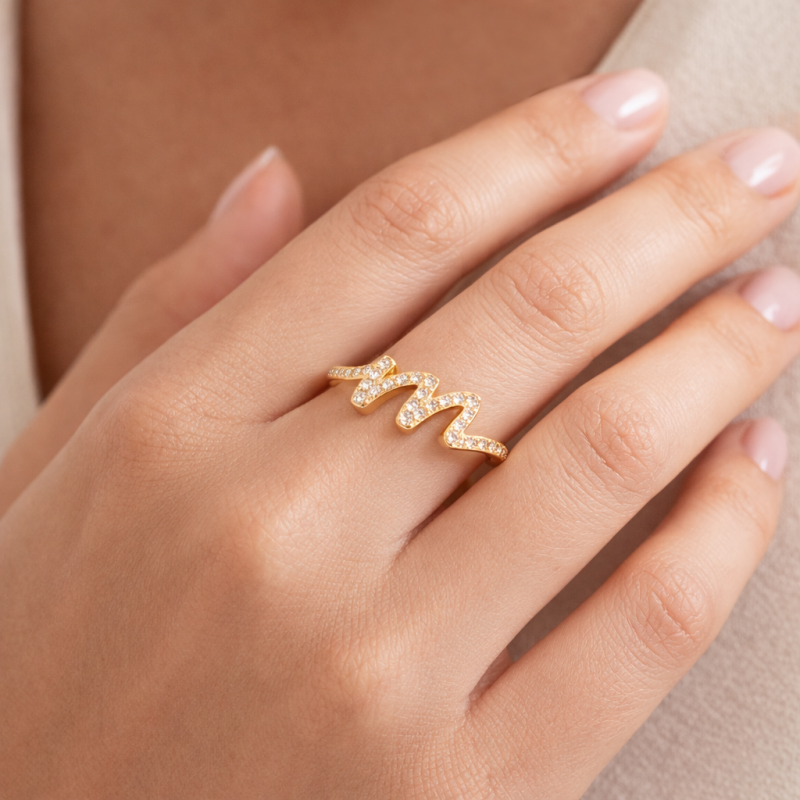 Anillo personalizado con inicial en oro de 14 quilates y moissanita-2