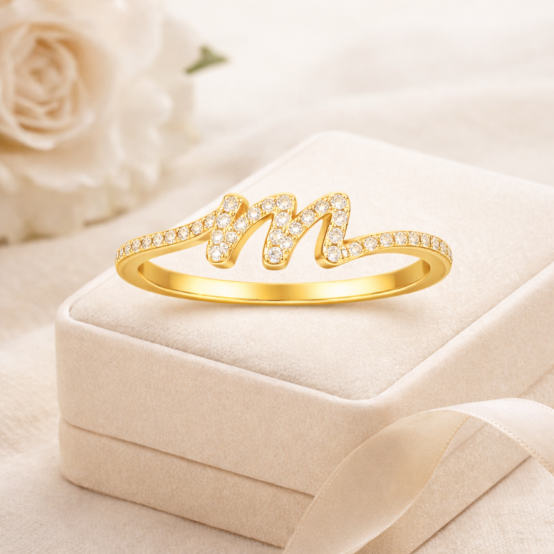 Anillo personalizado con inicial en oro de 14 quilates y moissanita-3