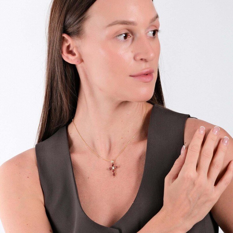 Colar com pendente de cruz em ouro branco 10K, moissanita e rubi-2