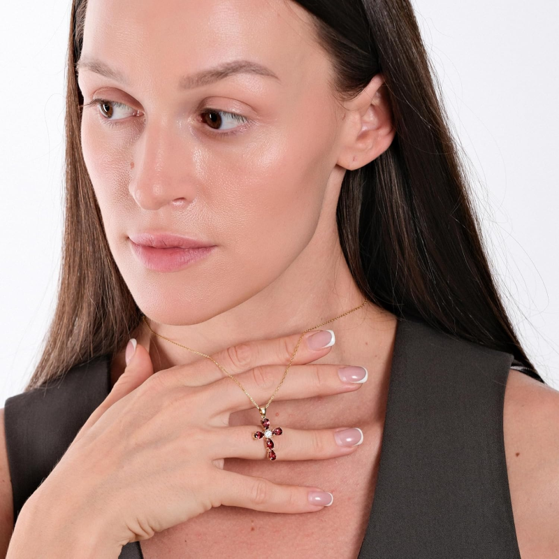 Colar com pendente de cruz em ouro branco 10K, moissanita e rubi-3