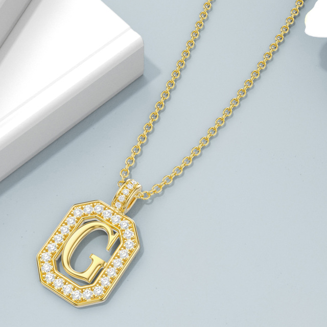 Collana con ciondolo quadrato in moissanite in oro 14K con lettera iniziale G-4