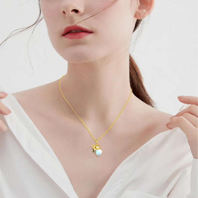 Collana con ciondolo a forma di ape e cuore in pietra di luna in oro bianco 10K-2