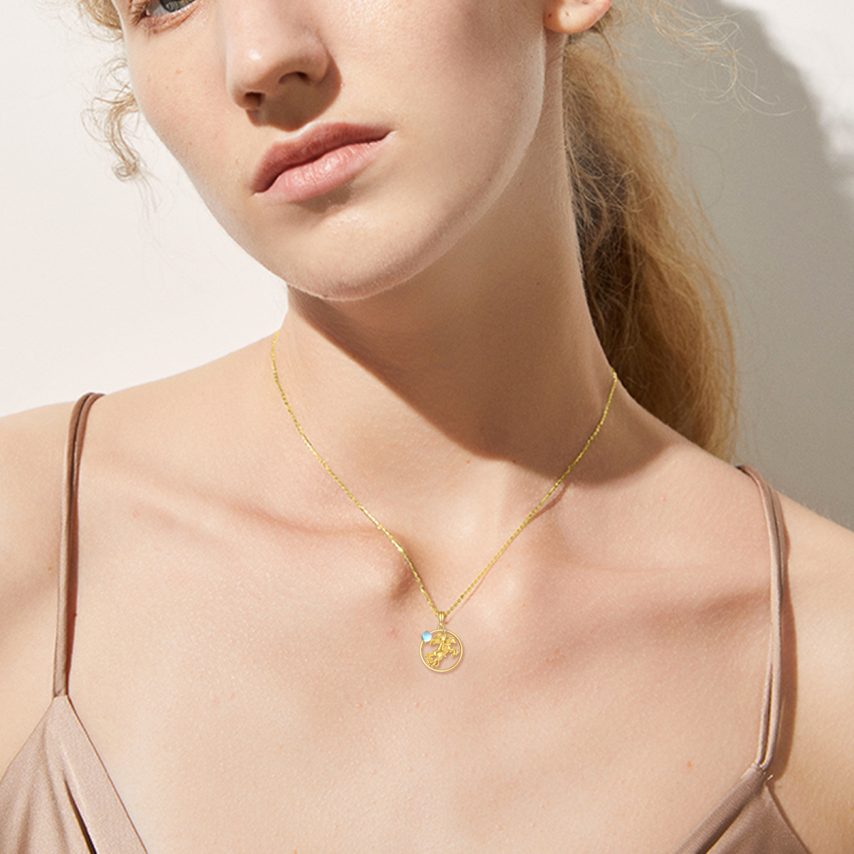 Collar con colgante de caballo y piedra lunar en oro de 14 quilates-3