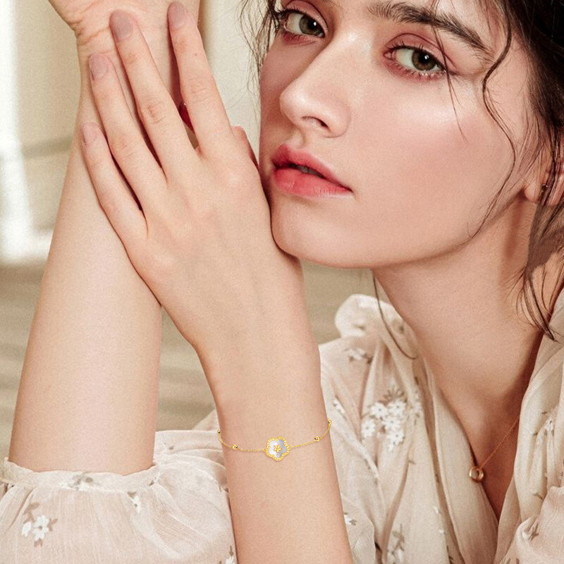 Armband met bedel van 10 karaat witgoud met parelmoer en madeliefjes-2