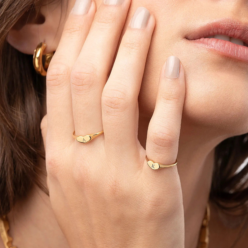 Bitte übersetzen Sie den folgenden Text zeilenweise, wobei jede Zeile durch das Trennzeichen-3