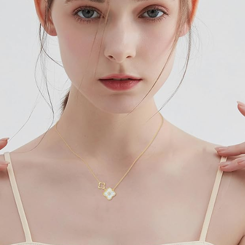 Colar com pendente de trevo de quatro folhas em ouro branco de 10 quilates com zircónias cúbicas e opala-2