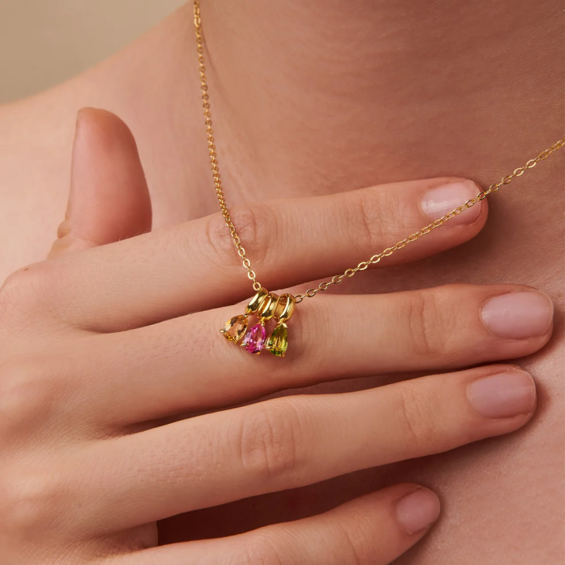 Colar com pendente personalizado em ouro vermeil com pedra de nascimento em forma de pera e homenagem às mães e irmãs-3