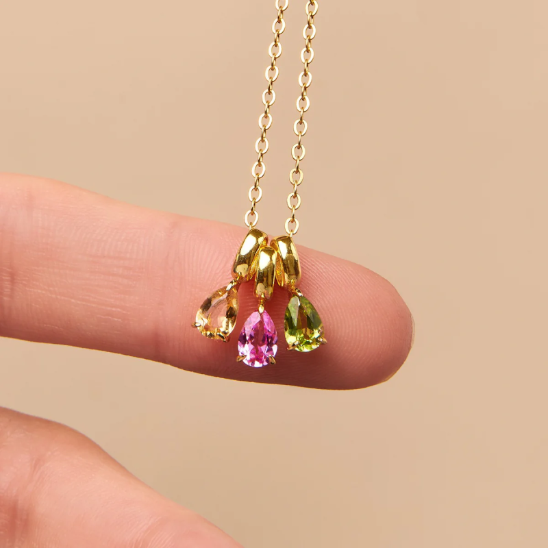 Colar com pendente personalizado em ouro vermeil com pedra de nascimento em forma de pera e homenagem às mães e irmãs-4