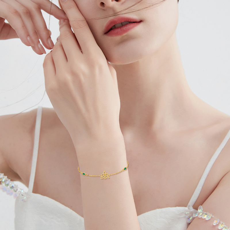 Pulseira com pendente de nó celta em ouro branco de 10 quilates com esmeralda em forma de pera-2