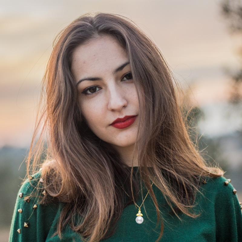 Colar com pendente de nó celta em ouro branco 10K com zircónias cúbicas e pérola-3