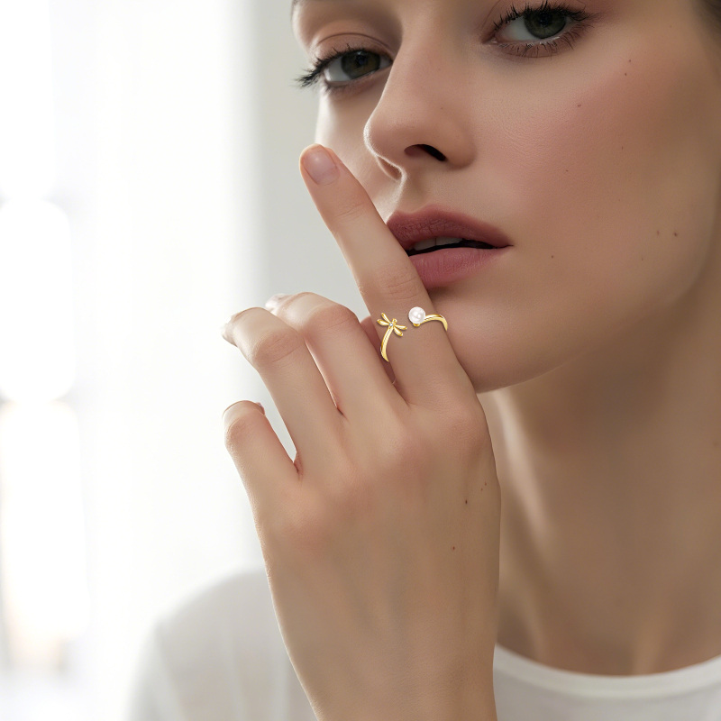 Anillo abierto de libélula con circonita cúbica y perla en oro de 10 quilates-2