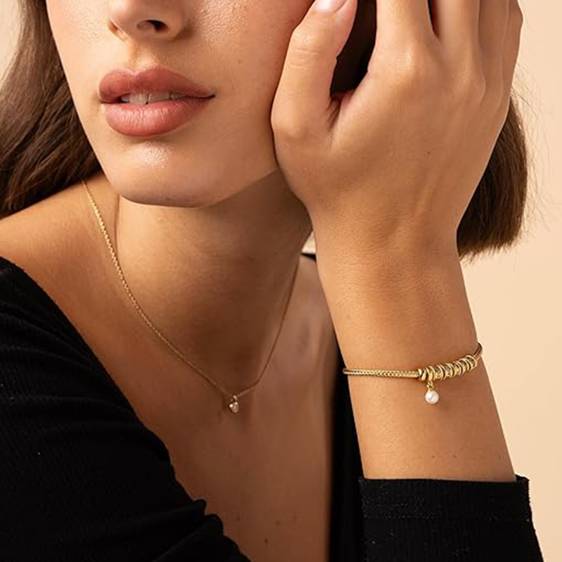 Bracciale con ciondolo con incisione personalizzata in perle in oro 14K per donna-2