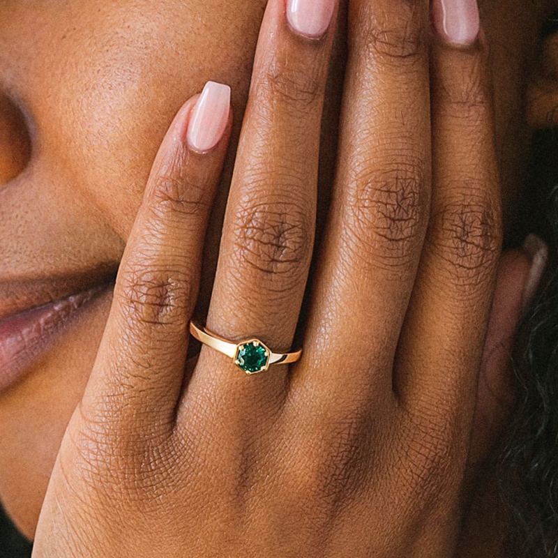 Aliança de casamento personalizada para casal em ouro branco de 9 quilates com esmeralda, gravação exclusiva e design exclusivo.-2