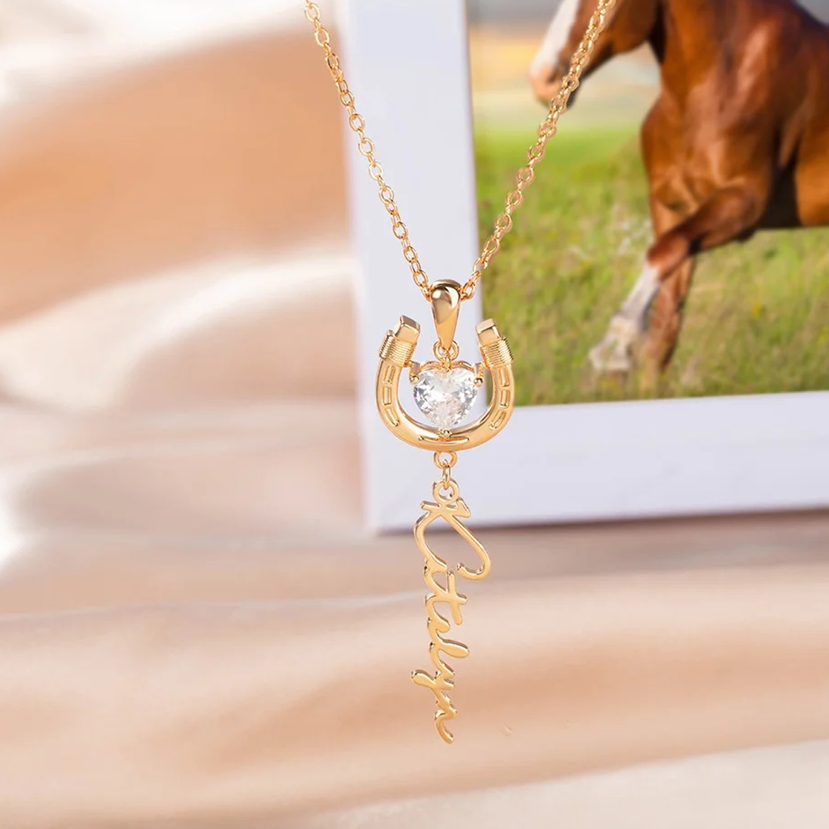 Colar com pendente de ferradura e nome clássico personalizado com pedra de nascimento e zircónias cúbicas em ouro 14K-3