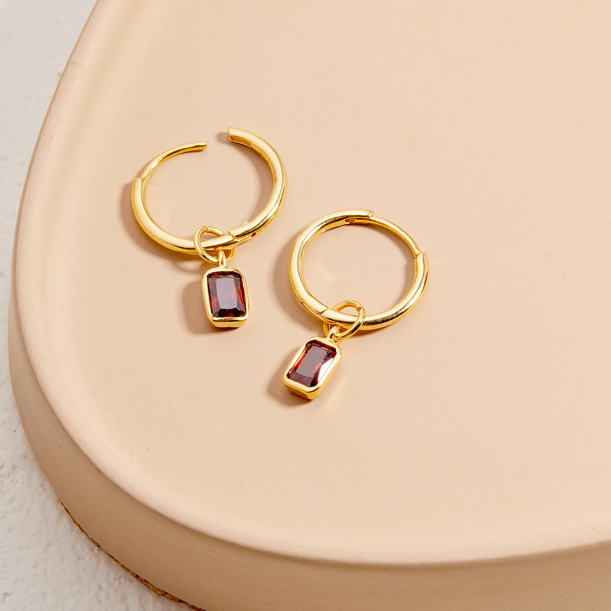 Pendientes colgantes cuadrados personalizados con piedra de nacimiento para abuela, madre y hermana en oro de 14 quilates.-3