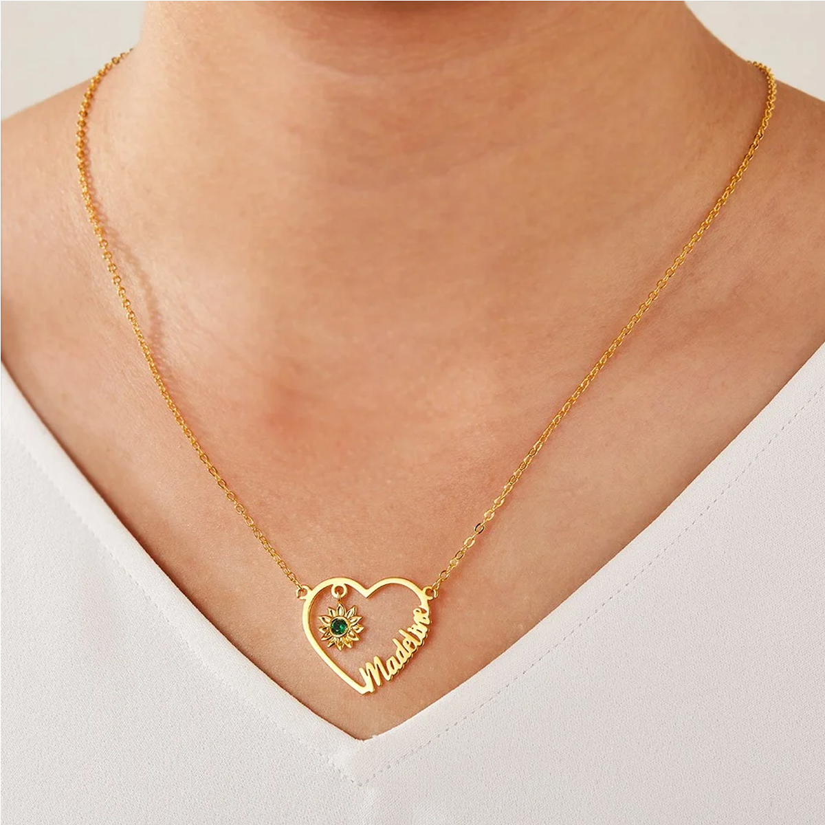 Collar con colgante de corazón de girasol y nombre personalizado con circonita cúbica en oro de 14 quilates-3