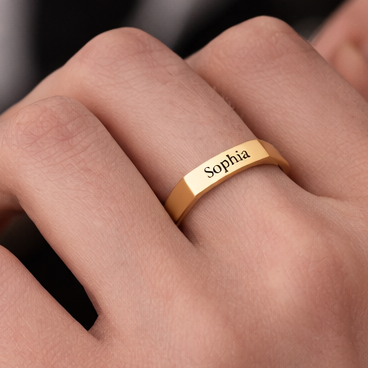 Bague personnalisée en or blanc 10 carats avec gravure et initiale.-2