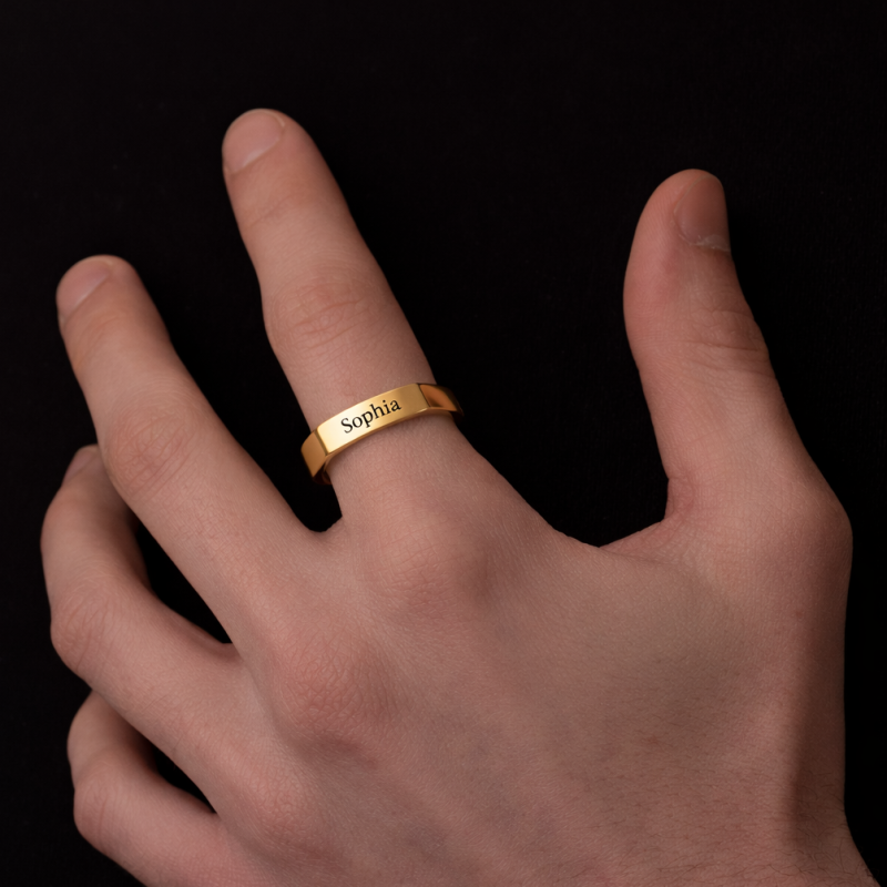 Bague personnalisée en or blanc 10 carats avec gravure et initiale.-3