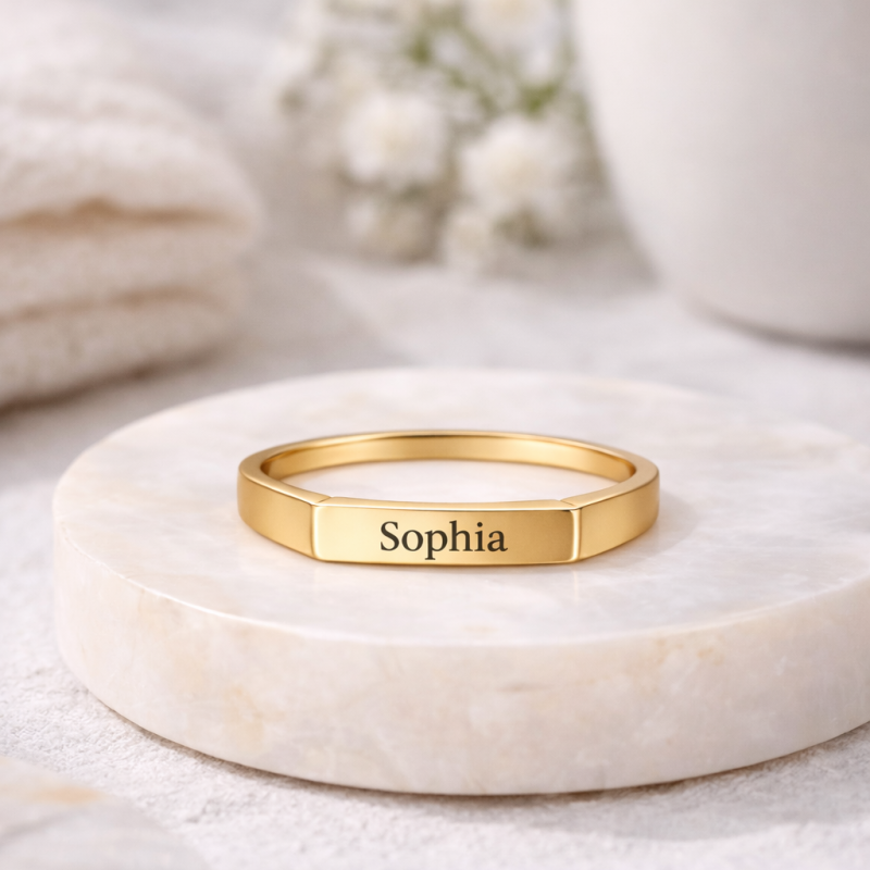 Bague personnalisée en or blanc 10 carats avec gravure et initiale.-4