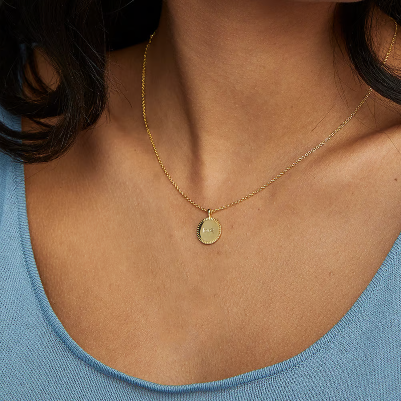 Halskette aus Sterlingsilber mit gelbvergoldeter, personalisierter Gravur und runder Münze-2