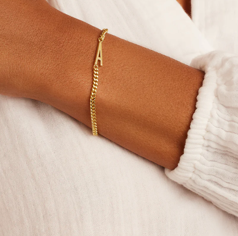 Pulseira com pendente personalizado com inicial em prata de lei e banho de ouro amarelo-3