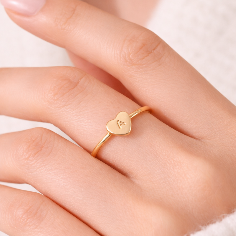 Anillo personalizado de oro de 14 quilates con inicial y corazón-2