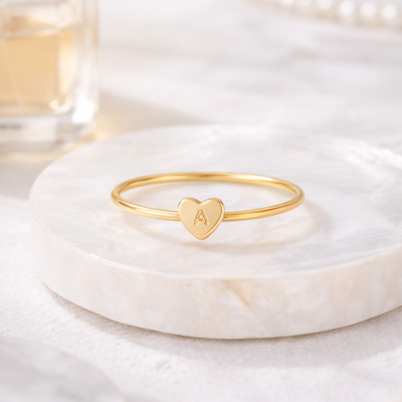 Anillo personalizado de oro de 14 quilates con inicial y corazón-3