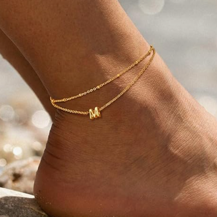 Tornozeleira personalizada com letras iniciais em ouro 14K e pendente multicamadas-3