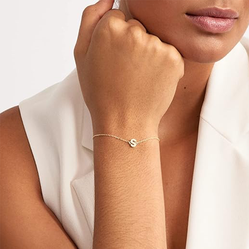Personalisiertes Charm-Armband mit Anfangsbuchstaben aus 10 Karat Gold für Damen-2