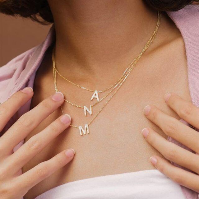 Colar com pingente de letra inicial personalizada de zircônia cúbica em ouro 14K-2