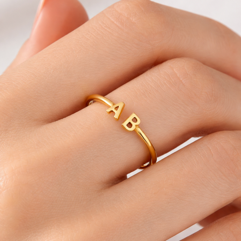 Anillo personalizado de letra inicial en oro de 14 quilates con la letra inicial A y con la letra inicial B-2
