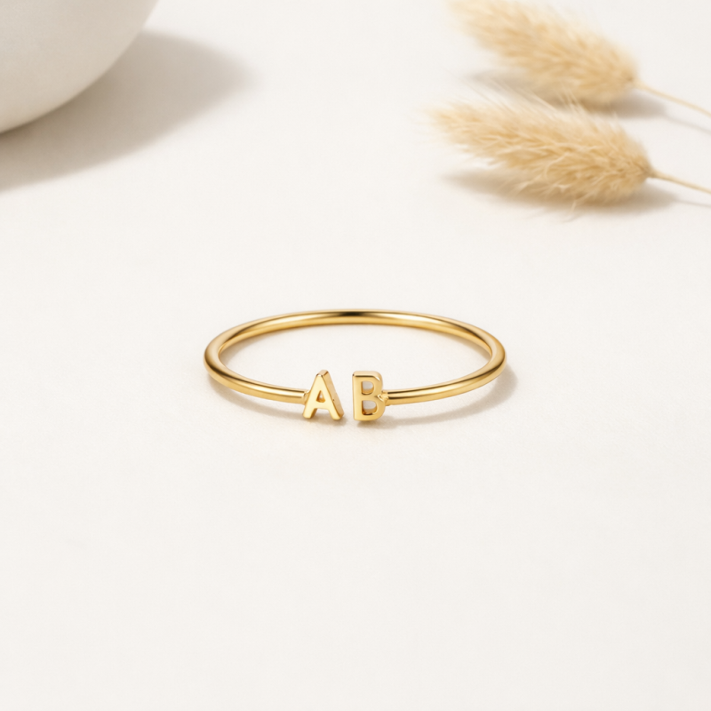Anillo personalizado de letra inicial en oro de 14 quilates con la letra inicial A y con la letra inicial B-3