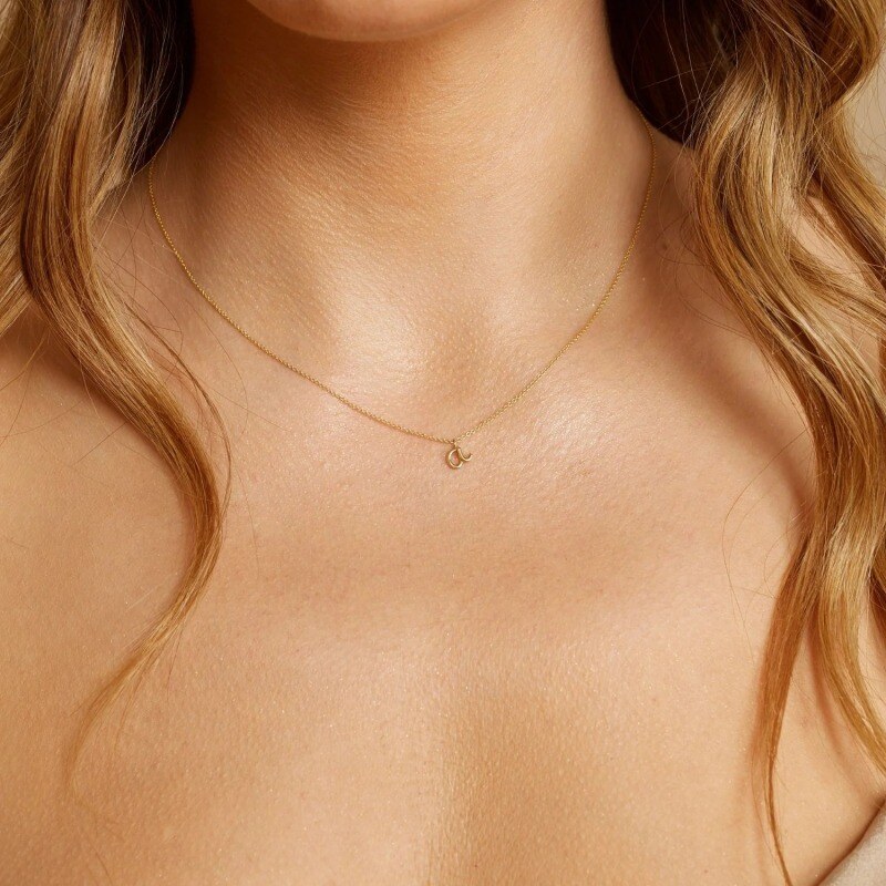 Collar colgante mini letra inicial personalizada en oro de 14 quilates-2