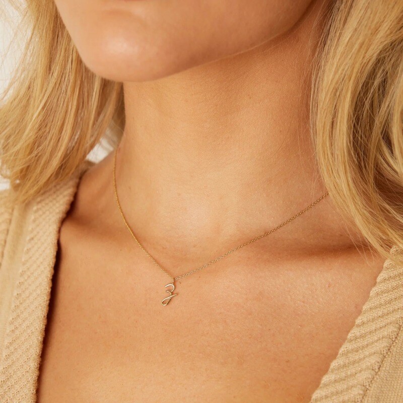 Collar colgante mini letra inicial personalizada en oro de 14 quilates-3