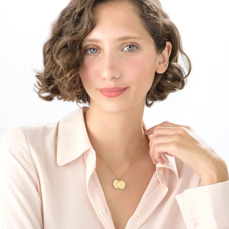 Colar personalizado redondo com inicial em banho de ouro, para homem e mulher.-2