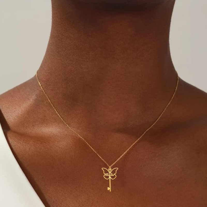 Colar com pendente de borboleta clássico personalizado com nome em ouro branco 9K-2