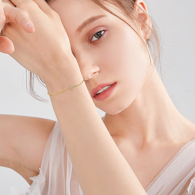 Pulsera con cruz y nombre personalizado en oro de 14 quilates para mujer-2