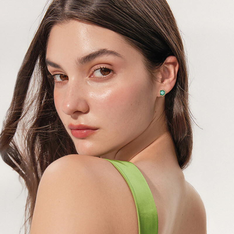 Brincos de pino quadrados em ouro 14K com zircónias cúbicas em formato princesa.-2