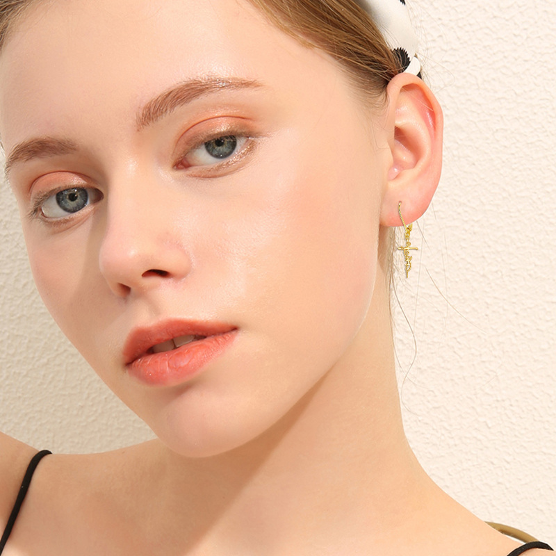 أقراط من الذهب عيار 10 قيراط بتصميم وردة وصليب-2